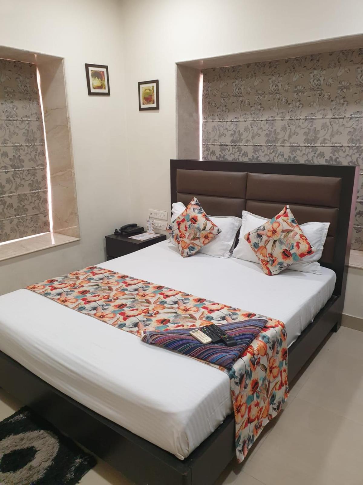 Nk7 Guest House Калькутта Экстерьер фото